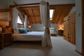4 bedrooms, iron/ironing board, free WiFi, bed sheets - Spacious Chalet walking distance to gondola for winter and summer in Vallorcine (Vallorcine)