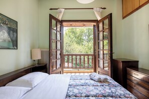 4 bedrooms, desk, soundproofing, iron/ironing board