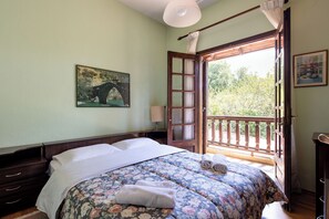 4 室のベッドルーム、デスク、防音設備、アイロン / アイロン台