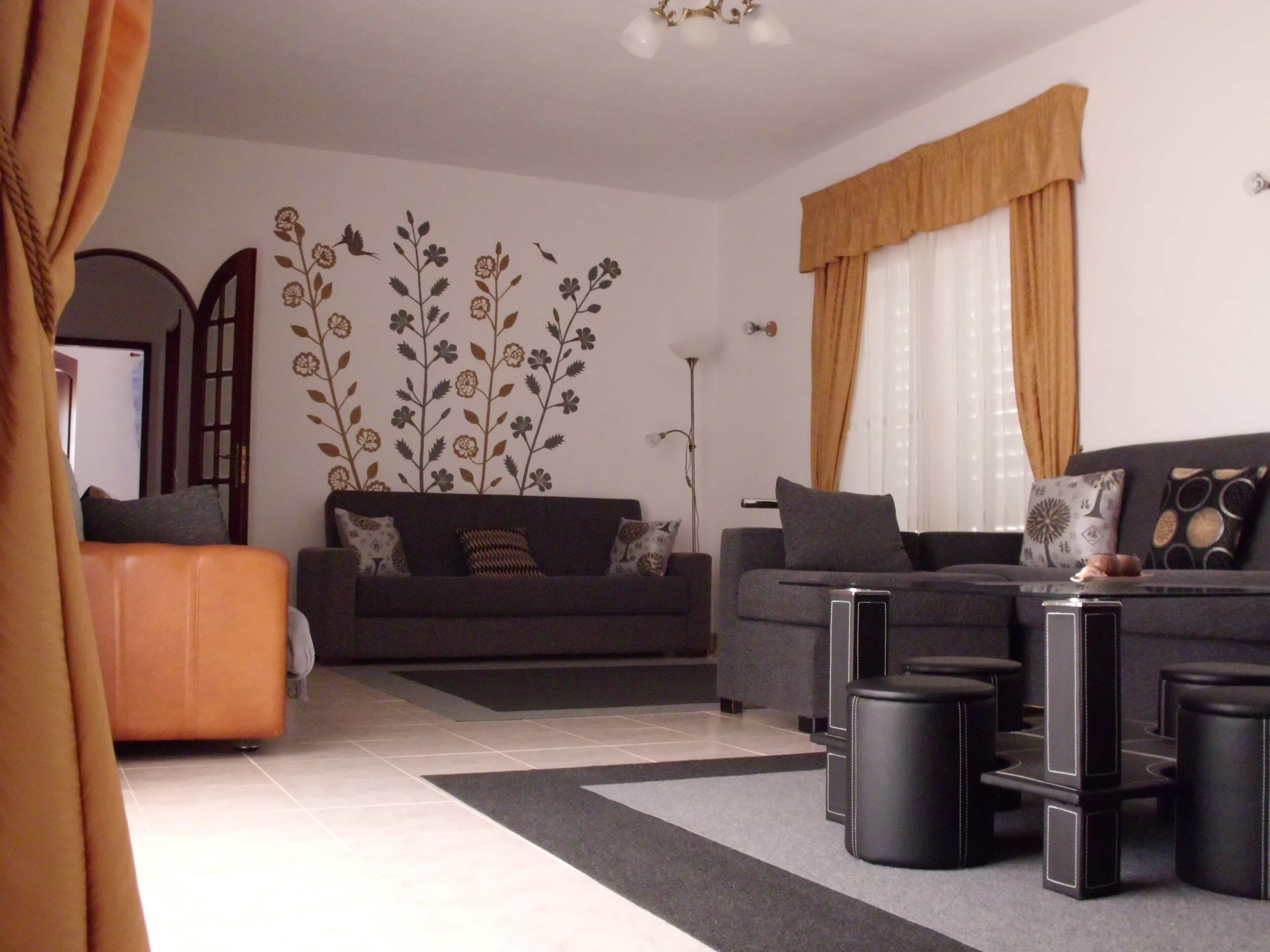 Uma sala de estar moderna com dois sofás, uma mesa de centro e um abajur.