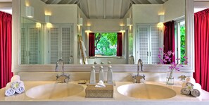 Bañera con ducha, secador de pelo, toallas, jabón