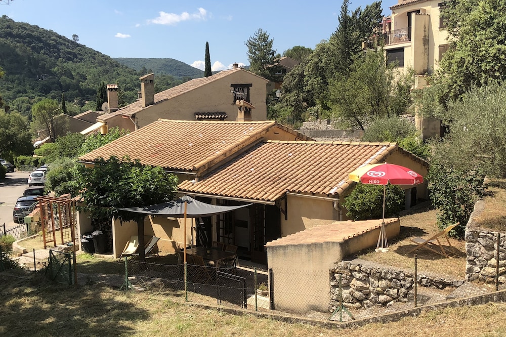 House 2 to 7 people with garden 100 m from Lake Esparron and the nautical base.