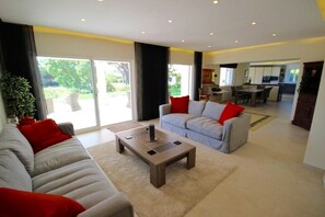 Smart-TV, Kamin, DVD-Player, Bücher