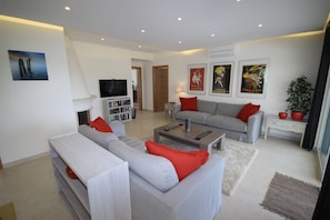 Smart TV, fireplace, DVD player, books