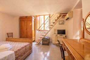 2 habitaciones, tabla de planchar con plancha y cuna de viaje 