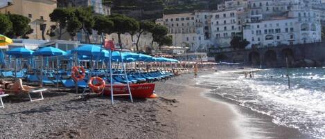 Playa en los alrededores y sombrillas