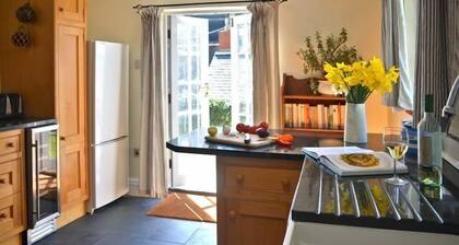 Pebbles in Cadgwith Cove- sleeps 6 guests in 3 bedrooms