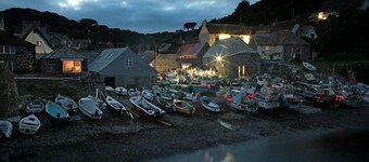 Pebbles in Cadgwith Cove- sleeps 6 guests  in 3 bedrooms