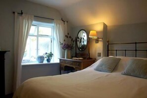 3 bedrooms - Pebbles in Cadgwith Cove- sleeps 6 guests  in 3 bedrooms (Ruan Minor)