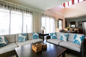 Smart TV - Eden Island - 3 bedroom en-suite penthouse condo with large veranda near beach (Eden Island)