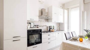 Frigorífic, microones, forn i placa de cuina