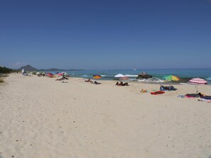 Playa en los alrededores, camastros y toallas de playa