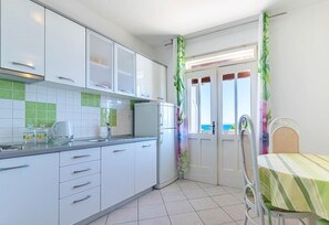 Kylskåp, mikrovågsugn och grytor/köksredskap