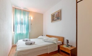 2 bedrooms, internet, bed sheets