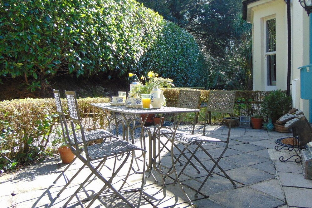 Beautiful Mews Cottage in 28 acres Swimming Pools Gym Tennis Lake, Pet friendly