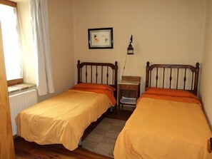 2 makuuhuonetta, silitysrauta/-lauta, ilmainen Wi-Fi, vuodevaatteet