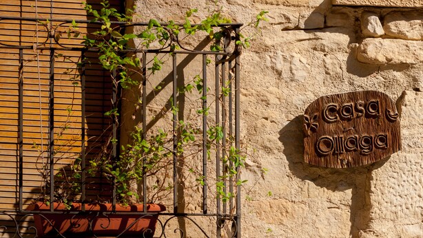 A wooden sign with the name "Casa Olaga" mounted on a stone wall. - Casa Ollaga for 4 people (Olite)