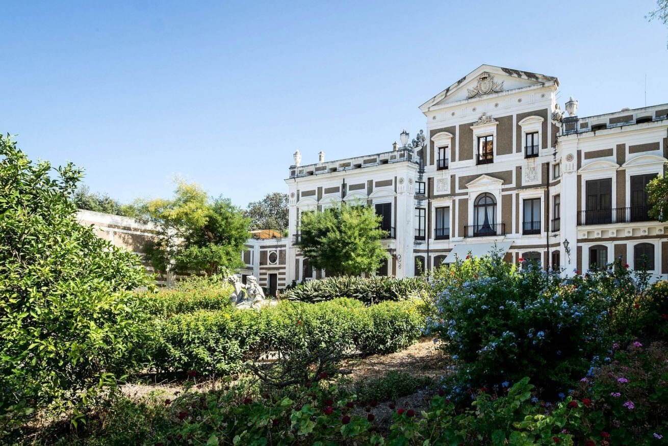 المنشأة من الخار ج