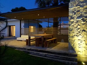 Outdoor dining - Modern Villa in Marbella - Private Heated Pool, BBQ & Golf Views (Marbella)