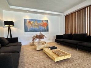 Smart TV, chimenea, tenis de mesa y estéreo 