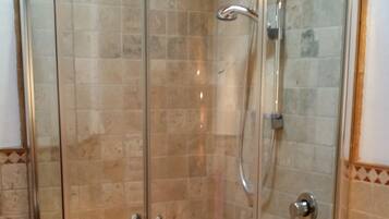 Dusche, umweltfreundliche Kosmetikartikel, Haartrockner, Bidet