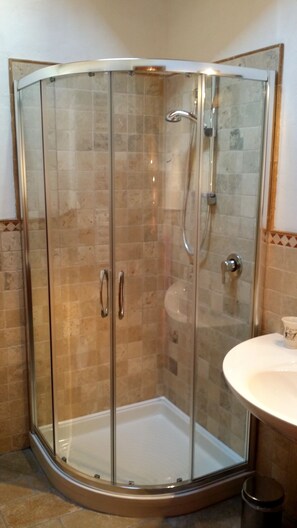 Shower, eco-friendly toiletries, hair dryer, bidet - Chalet with a beautiful view to comfortably enjoy nature in the Park and Valley (Introd)