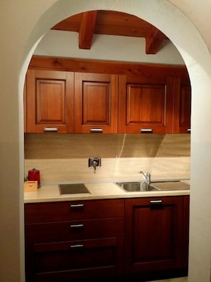 Fridge, microwave, stovetop, coffee/tea maker