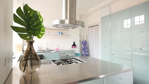 Kjøleskap, ovn, kokeplater og oppvaskmaskin