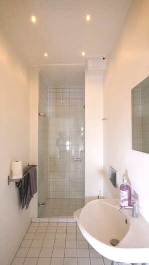 وحدات دش مع أحواض استحمام، مناشف