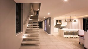 Een modern interieur met een trap die leidt naar een keukenhoek.