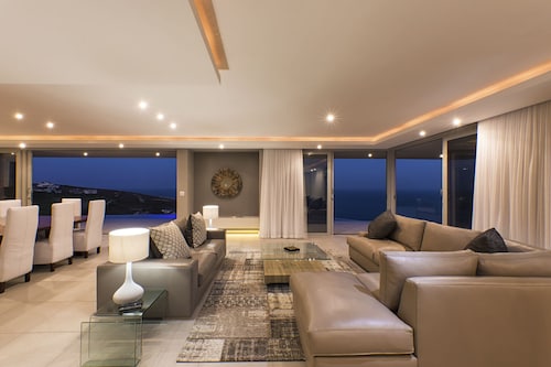 Five * 4-bedroom house on SA's best golf course. Best views on the estate.