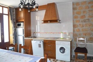 Microwave, dishwasher, coffee/tea maker, toaster