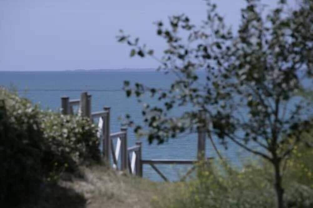 Feet in the water, our holiday villa overlooking the Chausey Islands, 10 km from Granville
