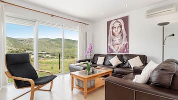 TV, DVD player, livros, aparelho de som