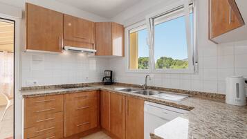 Geladeira, micro-ondas, fogão, cooktop