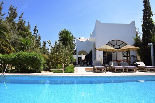 HIGH STANDING VILLA MIT SCHWIMMBAD, GARTEN UND WIFI.