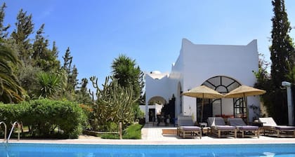 HIGH STANDING VILLA MIT SCHWIMMBAD, GARTEN UND WIFI.