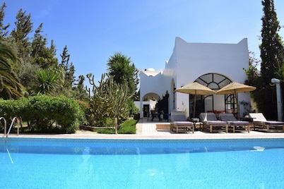 Charming villa with private pool and cooker