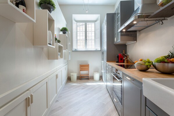 Frigorifero, microonde, forno, lavastoviglie