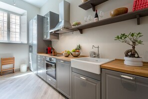 Frigorifero, microonde, forno, lavastoviglie