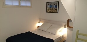 2 bedrooms, iron/ironing board, travel cot, free WiFi