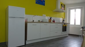 Kühlschrank, Mikrowelle, Ofen, Herdplatte
