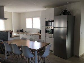 Fridge, microwave, oven, stovetop - Villa with heated pool between Porto Vecchio and Bonifacio 10 minutes from the beaches (Figari)
