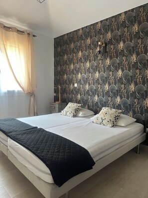 5 bedrooms, desk, iron/ironing board, travel cot