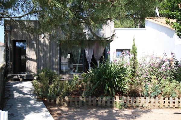 Maison côté rue.
2 places sur le parking fermé.