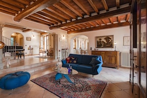 TV, fireplace - Corte della Luna, elegant villa with swimming pool surrounded by a suggestive olive grove (Cortona)