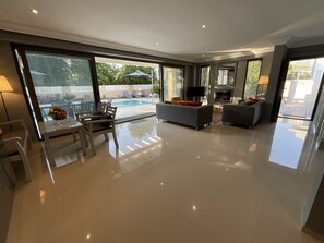 Smart TV, fireplace, books, stereo - Stylish, Modern Villa, Airport Transfer on Arrival & Luxury Welcome Pack (Fethiye)