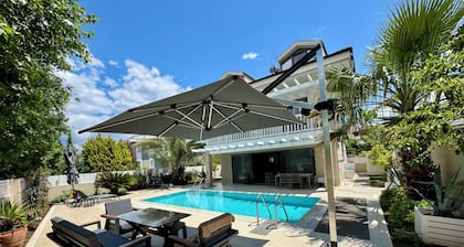 Villa elegante y moderna, traslado al aeropuerto a la llegada y paquete de bienvenida de lujo