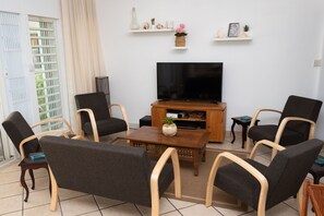 Una televisión, un reproductor de DVD, libros