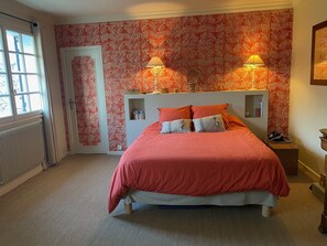 5 bedrooms, iron/ironing board, travel cot, WiFi